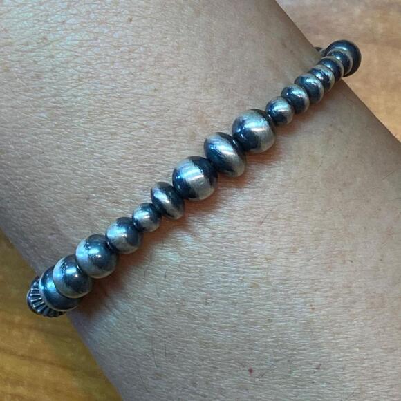 Native American Sterling Navajo Pearl Beads & 5 Pearl Coin Stretch Bracelet - Picture 7 of 10